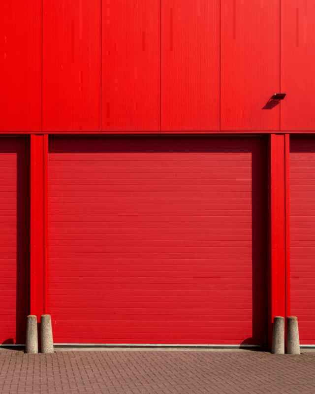 Puerta automática moderna con sensores de presencia y control remoto.